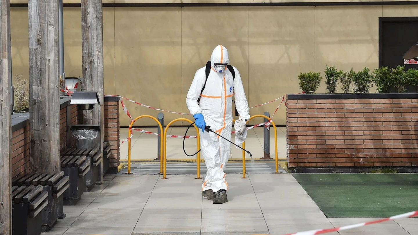Un hombre desinfectando en Italia Un hombre desinfectando en Italia