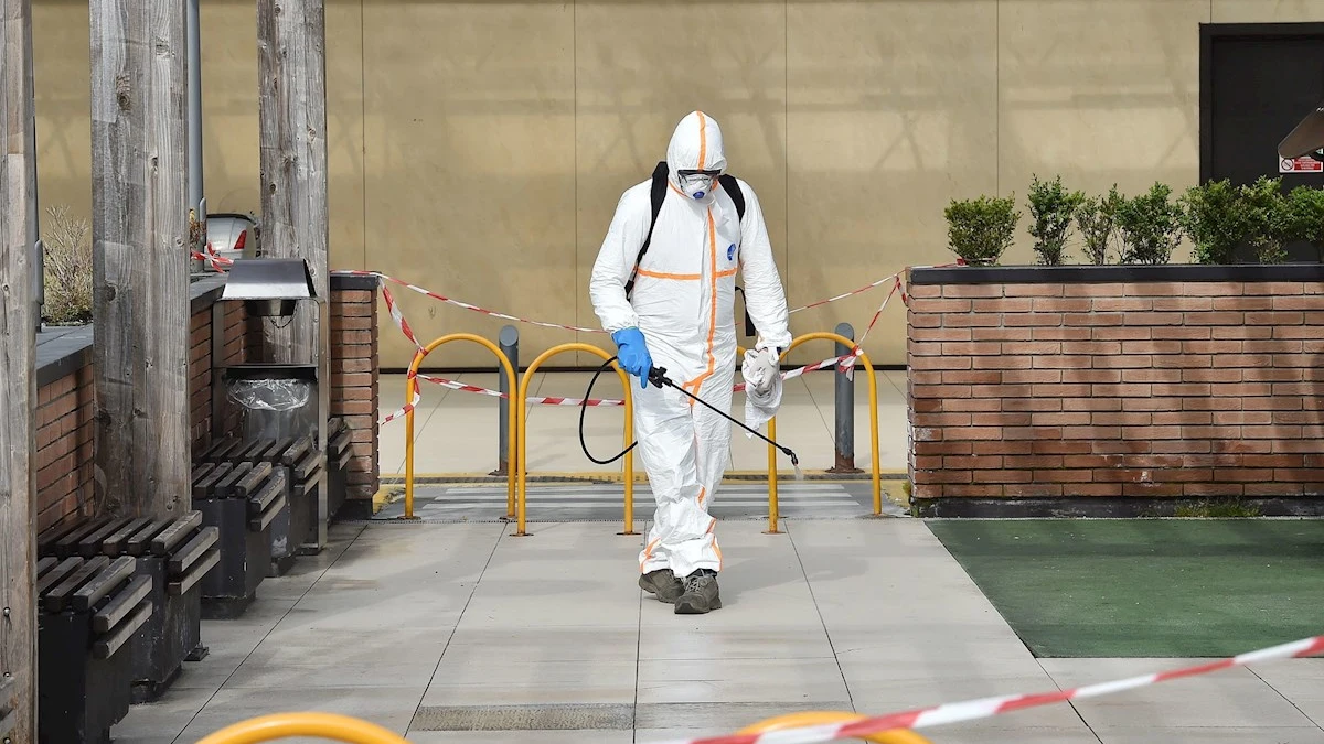 Un hombre desinfectando en Italia