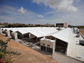 Prosigue el montaje de la estructura del hospital de campaña junto a La Fe Prosigue el montaje de la estructura del hospital de campaña junto a La Fe