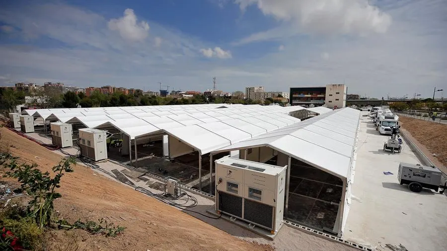 Prosigue el montaje de la estructura del hospital de campaña junto a La Fe