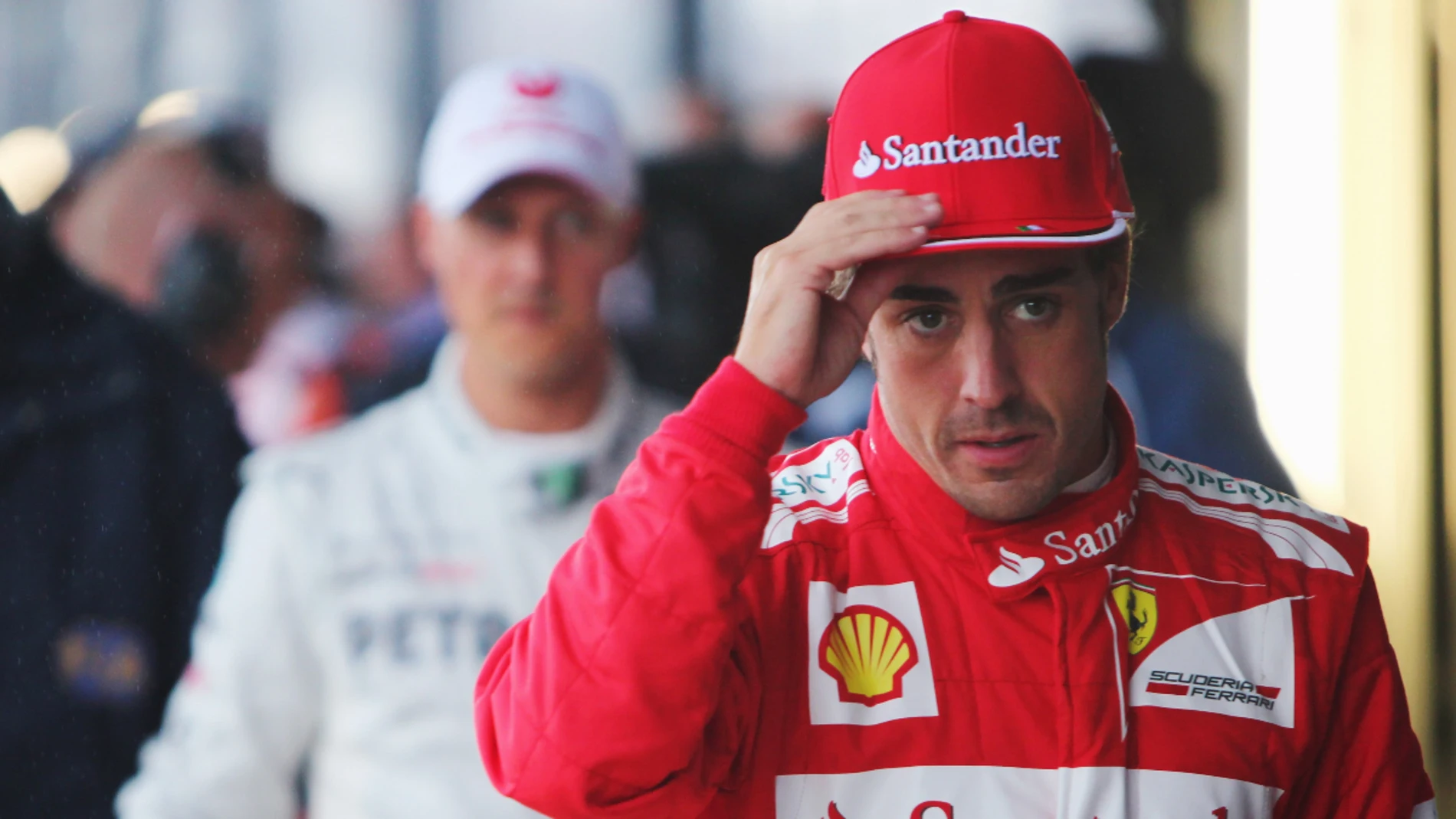 Fernando Alonso, por delante de Michael Schumacher