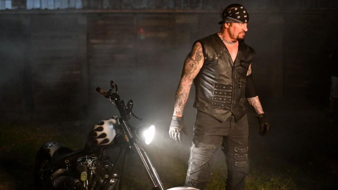 Undertaker rescata a 'The American Badass' para enterrar a AJ ...