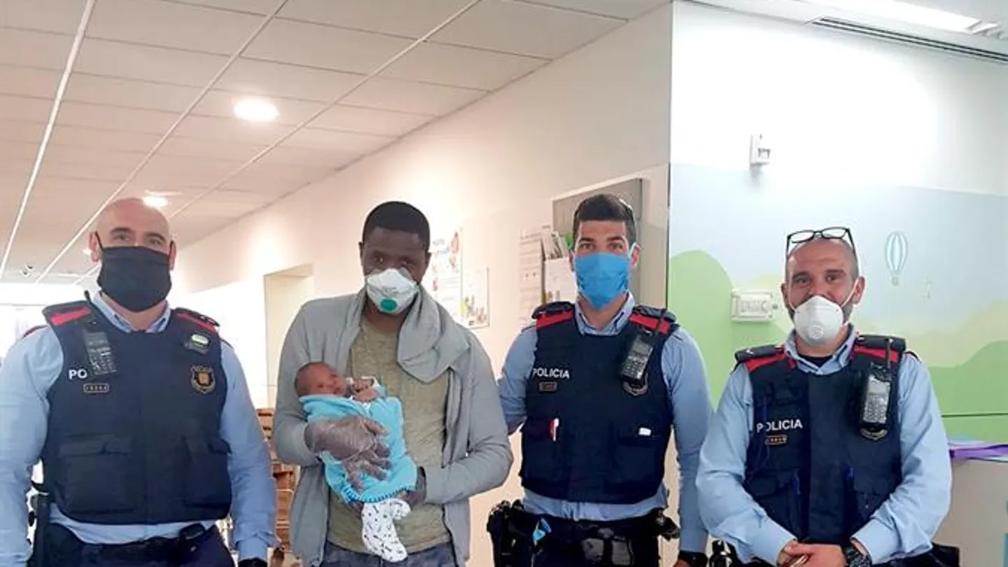 Los tres agentes han posado junto con el padre y su hijo en el ambulatorio. Los tres agentes han posado junto con el padre y su hijo en el ambulatorio.
