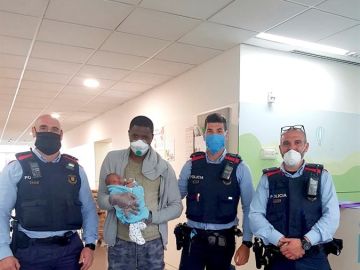 Los tres agentes han posado junto con el padre y su hijo en el ambulatorio. Los tres agentes han posado junto con el padre y su hijo en el ambulatorio.