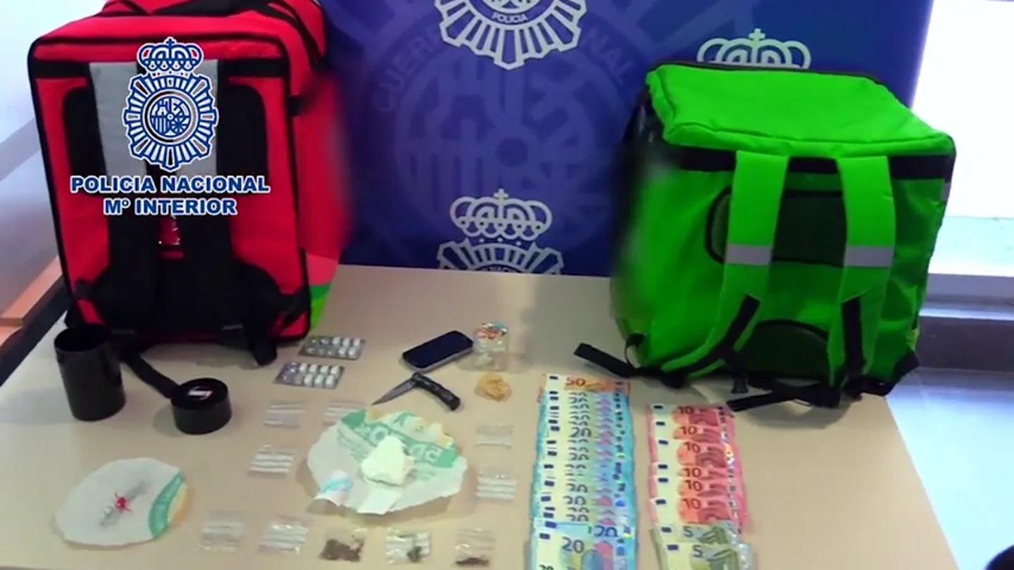 Detienen a tres jóvenes por repartir droga a domicilio simulando ser 'riders' durante el confinamiento Detienen a tres jóvenes por repartir droga a domicilio simulando ser 'riders' durante el confinamiento