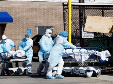 Profesionales sanitarios transportan fallecidos por coronavirus en una morgue temporal en Brooklyn Profesionales sanitarios transportan fallecidos por coronavirus en una morgue temporal en Brooklyn