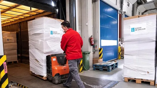 Imagen facilitada por la Xunta de Galicia de un operario transportando parte de las mascarillas adquiridas por la Xunta la pasada semana. Imagen facilitada por la Xunta de Galicia de un operario transportando parte de las mascarillas adquiridas por la Xunta la pasada semana.