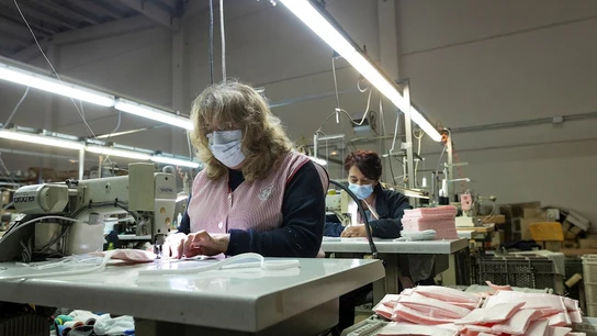 Fabricación de mascarillas en la empresa Errequeerre, en Borriol Fabricación de mascarillas en la empresa Errequeerre, en Borriol