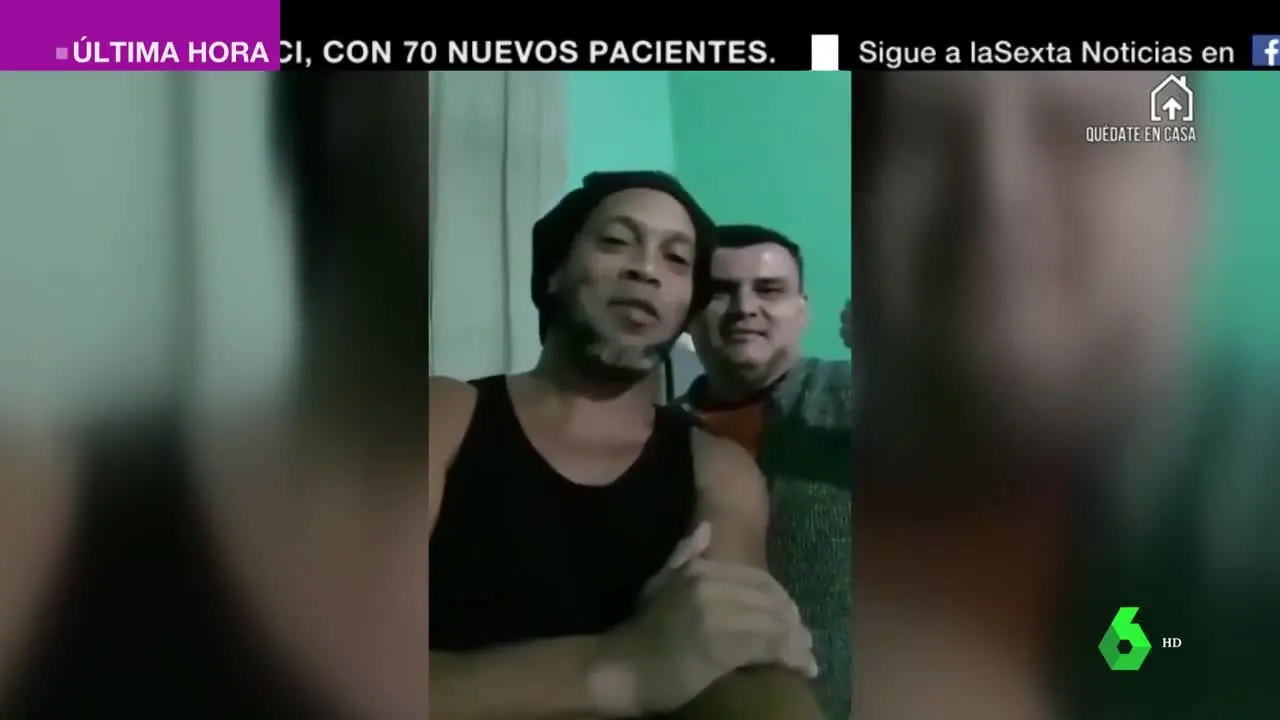 Ronaldinho junto a otro preso.