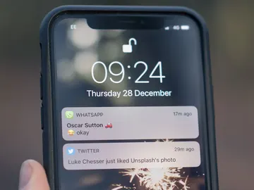 Pantalla de iPhone con notificaciones de WhatsApp Pantalla de iPhone con notificaciones de WhatsApp