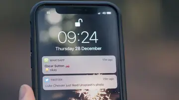 Pantalla de iPhone con notificaciones de WhatsApp