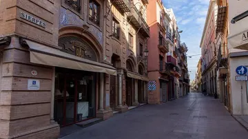  La calle Sierpes de Sevilla, por donde discurren todas y cada una de las hermandades en procesión, completamente vacía.