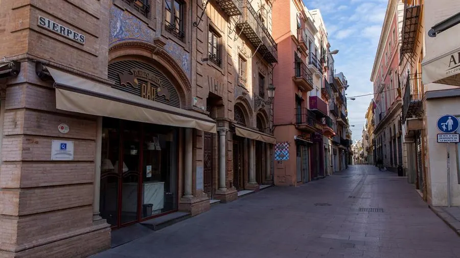 La calle Sierpes de Sevilla, por donde discurren todas y cada una de las hermandades en procesión, completamente vacía. La calle Sierpes de Sevilla, por donde discurren todas y cada una de las hermandades en procesión, completamente vacía.