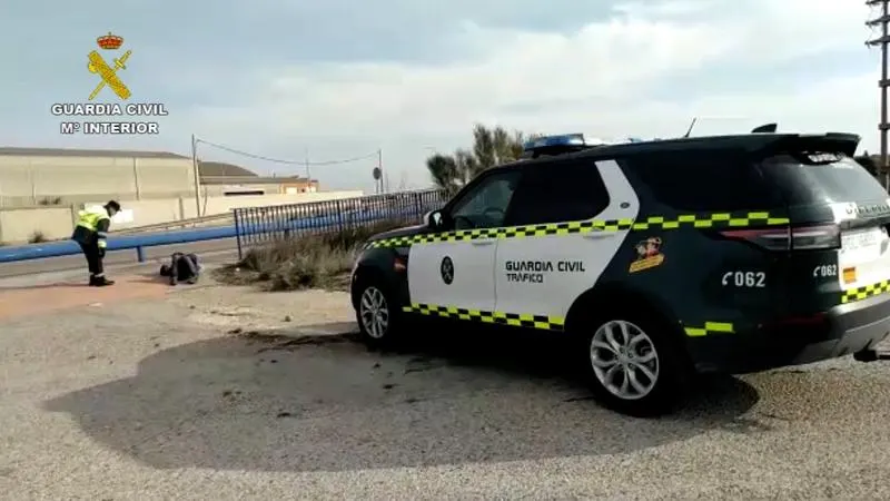 La Guardia Civil auxilia en la carretera a un sin hogar con coronavirus. La Guardia Civil auxilia en la carretera a un sin hogar con coronavirus.