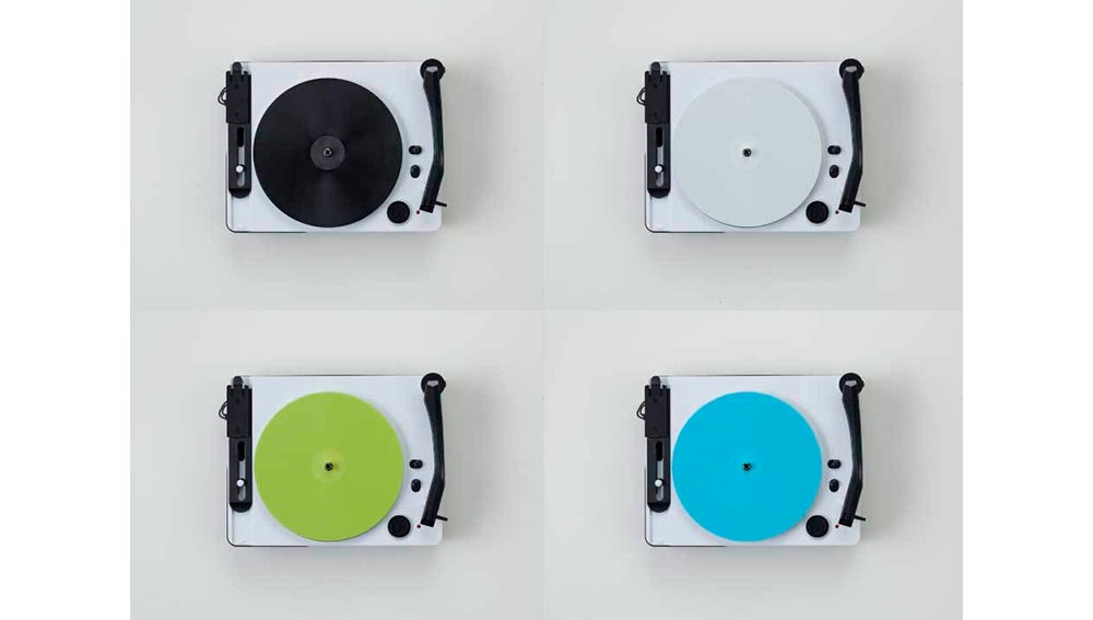 Grabador de vinilos con discos de varios colores