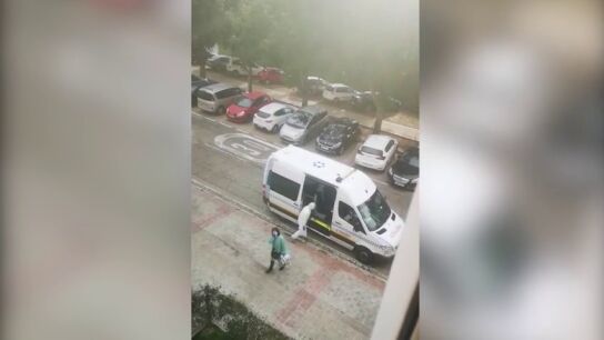 Entre aplausos y con una marcha de Semana Santa: as&iacute; reciben en Triana a una vecina con coronavirus tras recibir el alta