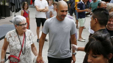 Pep Guardiola junto a su madre