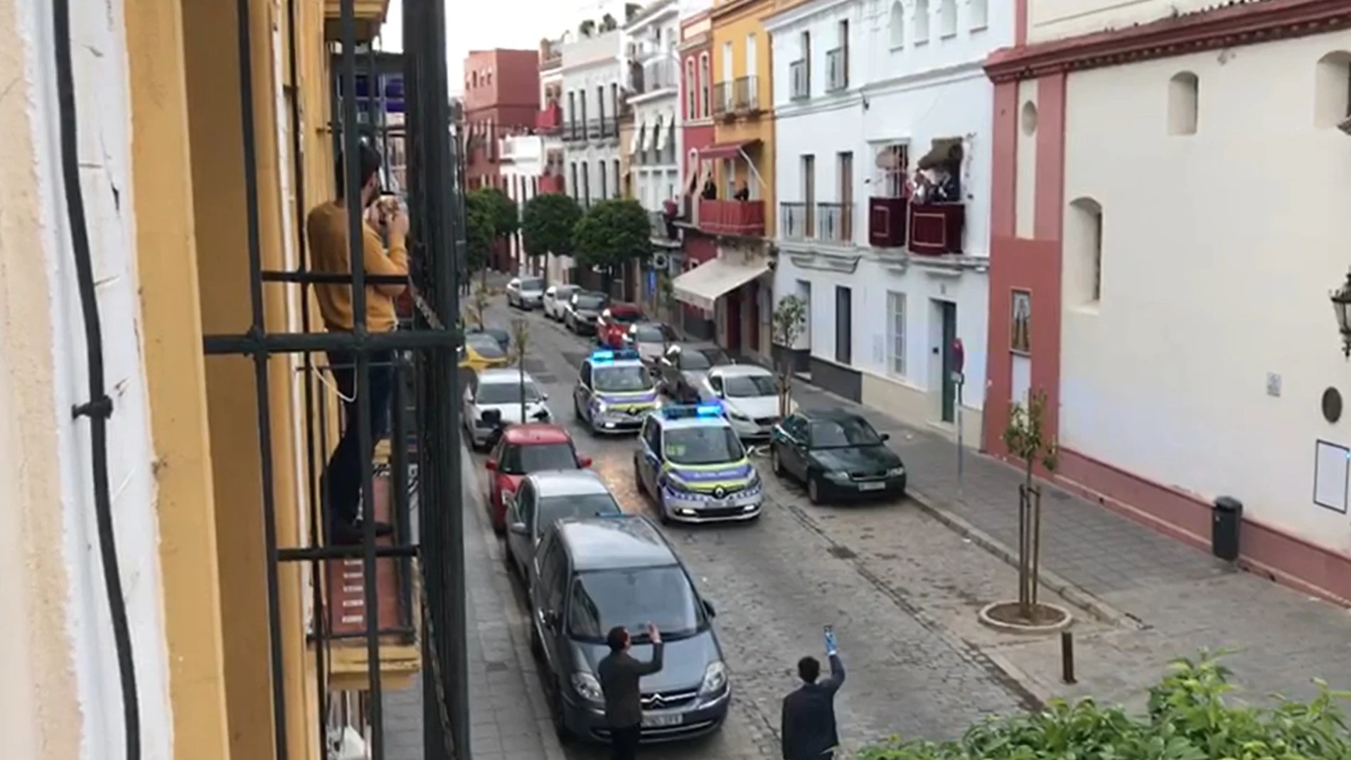 Dos coches de policía "procesionan" en Sevilla