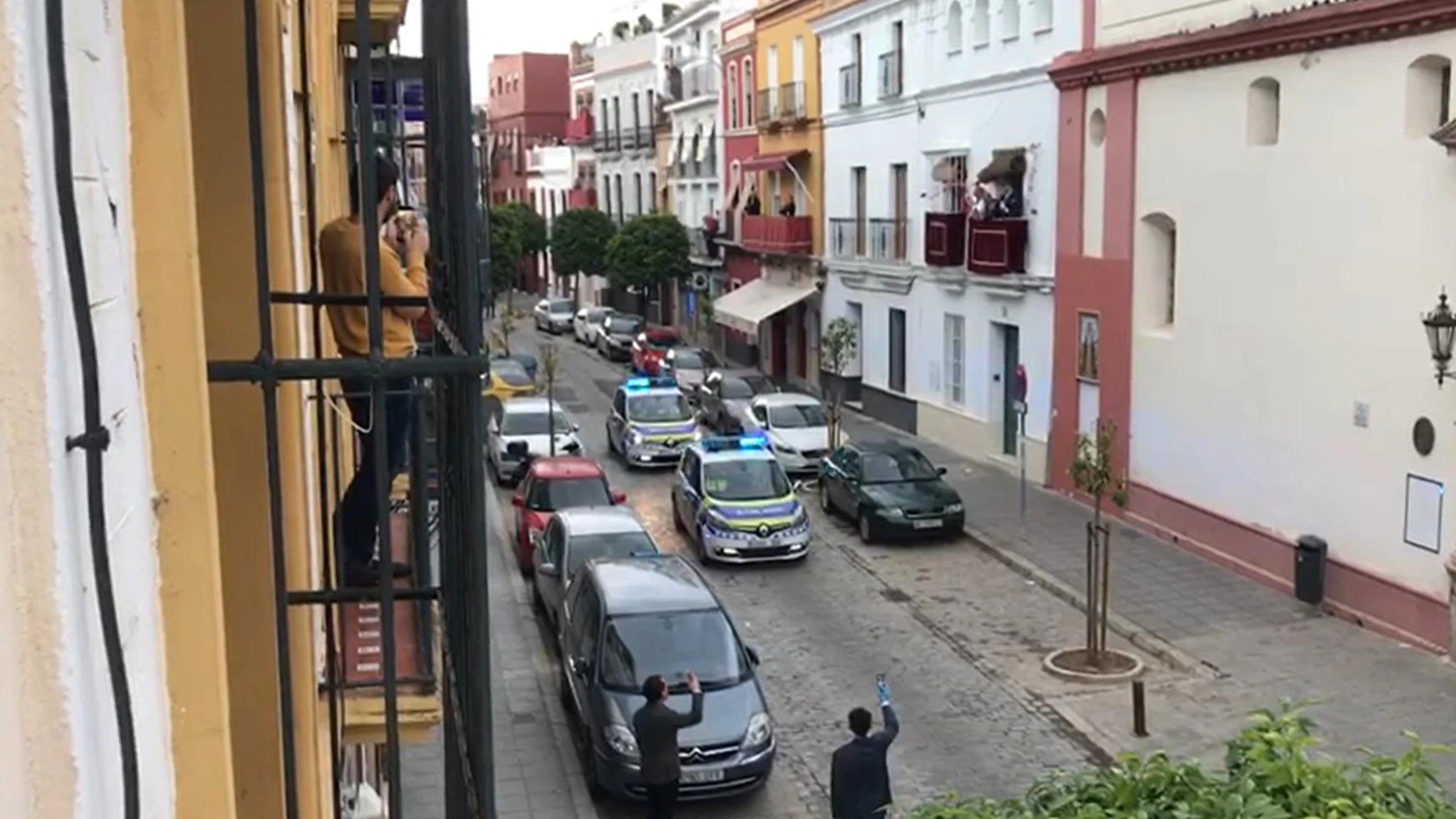 Dos coches de policía "procesionan" en Sevilla