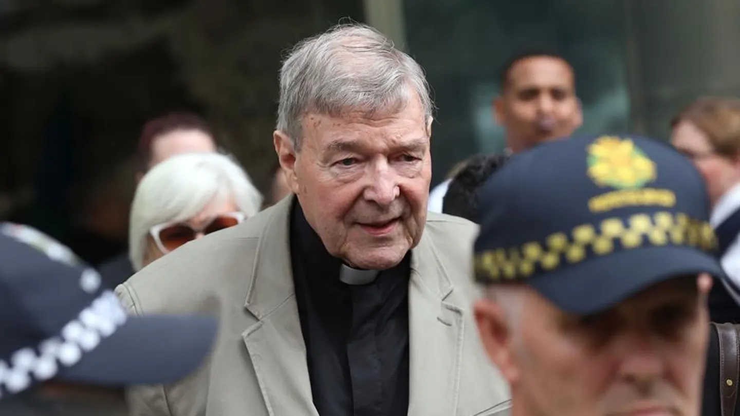 El cardenal australiano George Pell (C) abandona el Tribunal del Condado en Melbourne, Victoria, Australia. El cardenal australiano George Pell (C) abandona el Tribunal del Condado en Melbourne, Victoria, Australia.