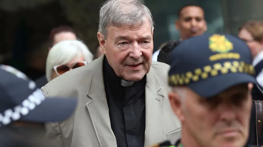 El cardenal australiano George Pell (C) abandona el Tribunal del Condado en Melbourne, Victoria, Australia.