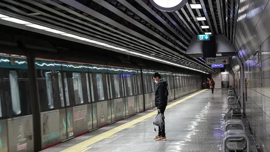 Un hombre en la estación de metro Marmaray en Estambul Un hombre en la estación de metro Marmaray en Estambul