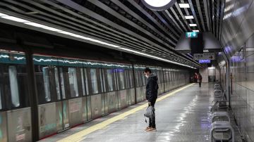 Un hombre en la estación de metro Marmaray en Estambul