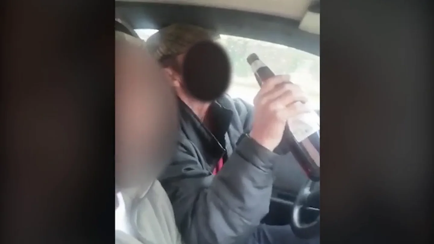 Investigan a dos personas por saltarse el confinamiento y conducir sin cinturón, sin seguro y bebiendo alcohol Investigan a dos personas por saltarse el confinamiento y conducir sin cinturón, sin seguro y bebiendo alcohol