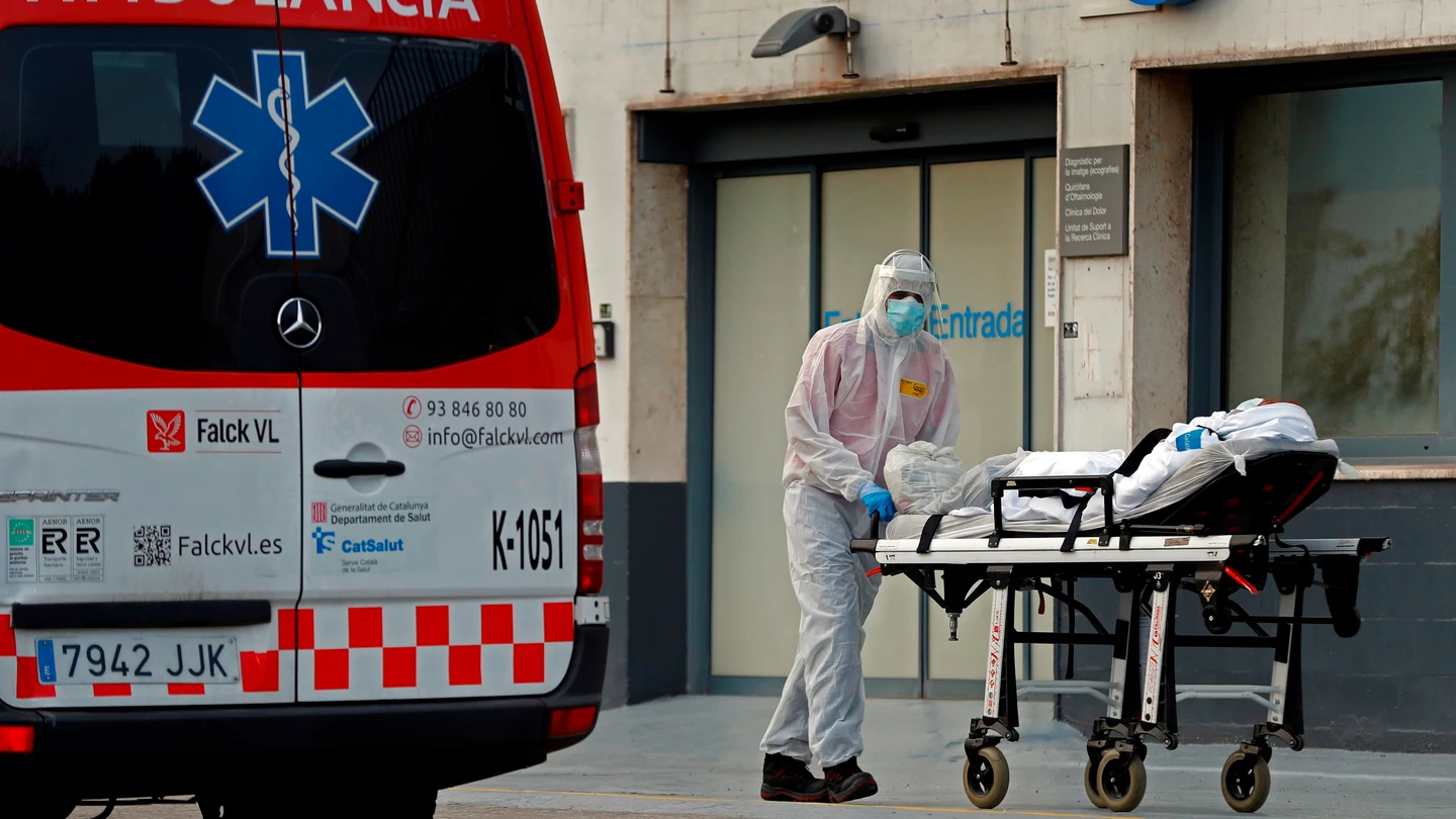 Un técnico sanitario traslada a un paciente en el Hospital de Bellvitge. Un técnico sanitario traslada a un paciente en el Hospital de Bellvitge, este lunes en la localidad barcelona de L'Hospitalet, durante el vigésimotercer día de confinamiento por el estado de alerta declarado por el Gobierno para frenar la pandemia de coronavirus. EFE/Toni Albir