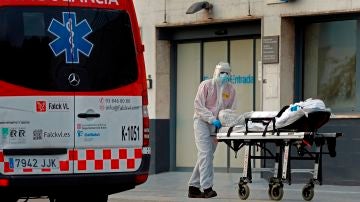 Un técnico sanitario traslada a un paciente en el Hospital de Bellvitge. 