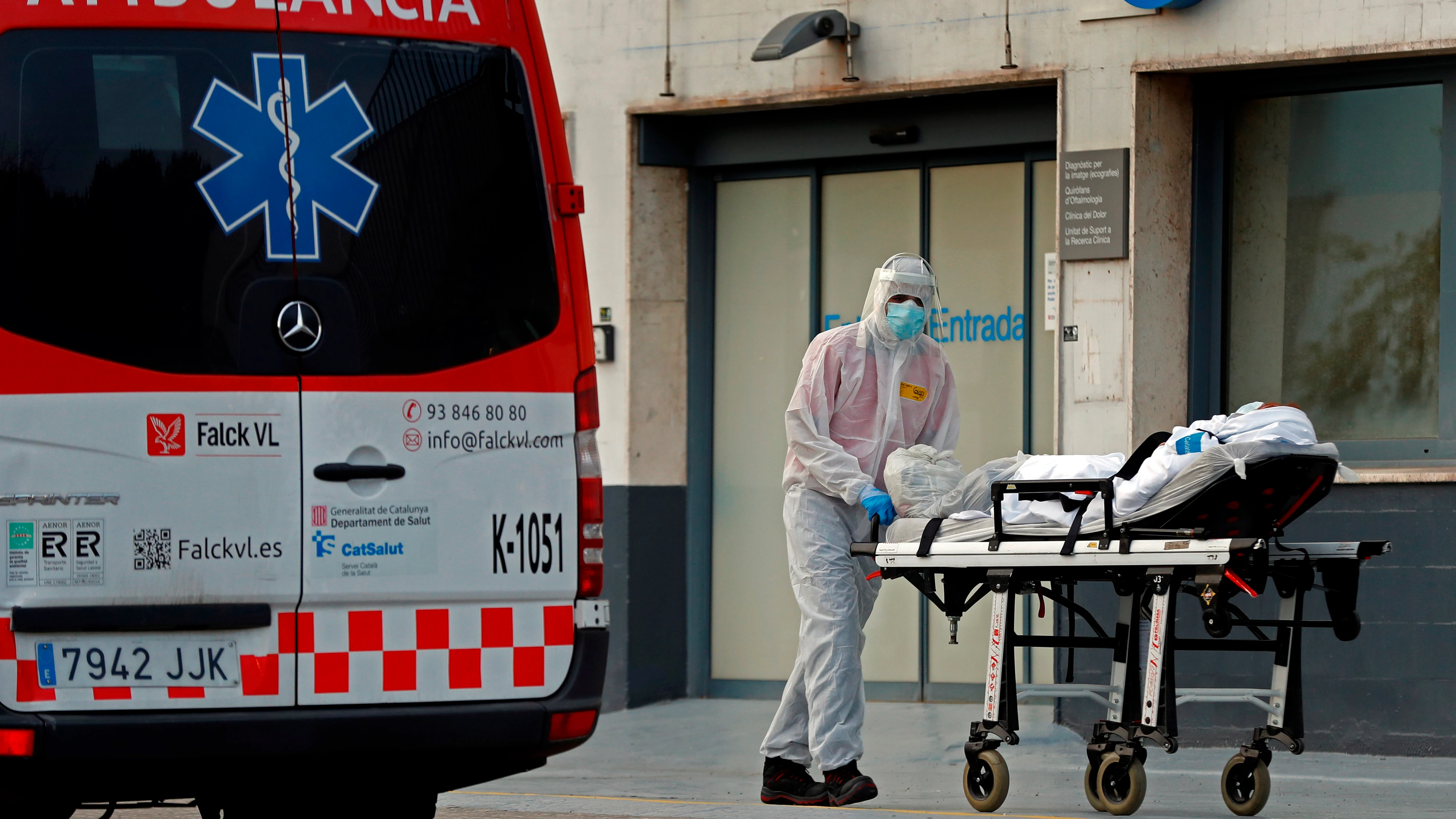 Un técnico sanitario traslada a un paciente en el Hospital de Bellvitge, este lunes en la localidad barcelona de L'Hospitalet, durante el vigésimotercer día de confinamiento por el estado de alerta declarado por el Gobierno para frenar la pandemia de coronavirus. EFE/Toni Albir