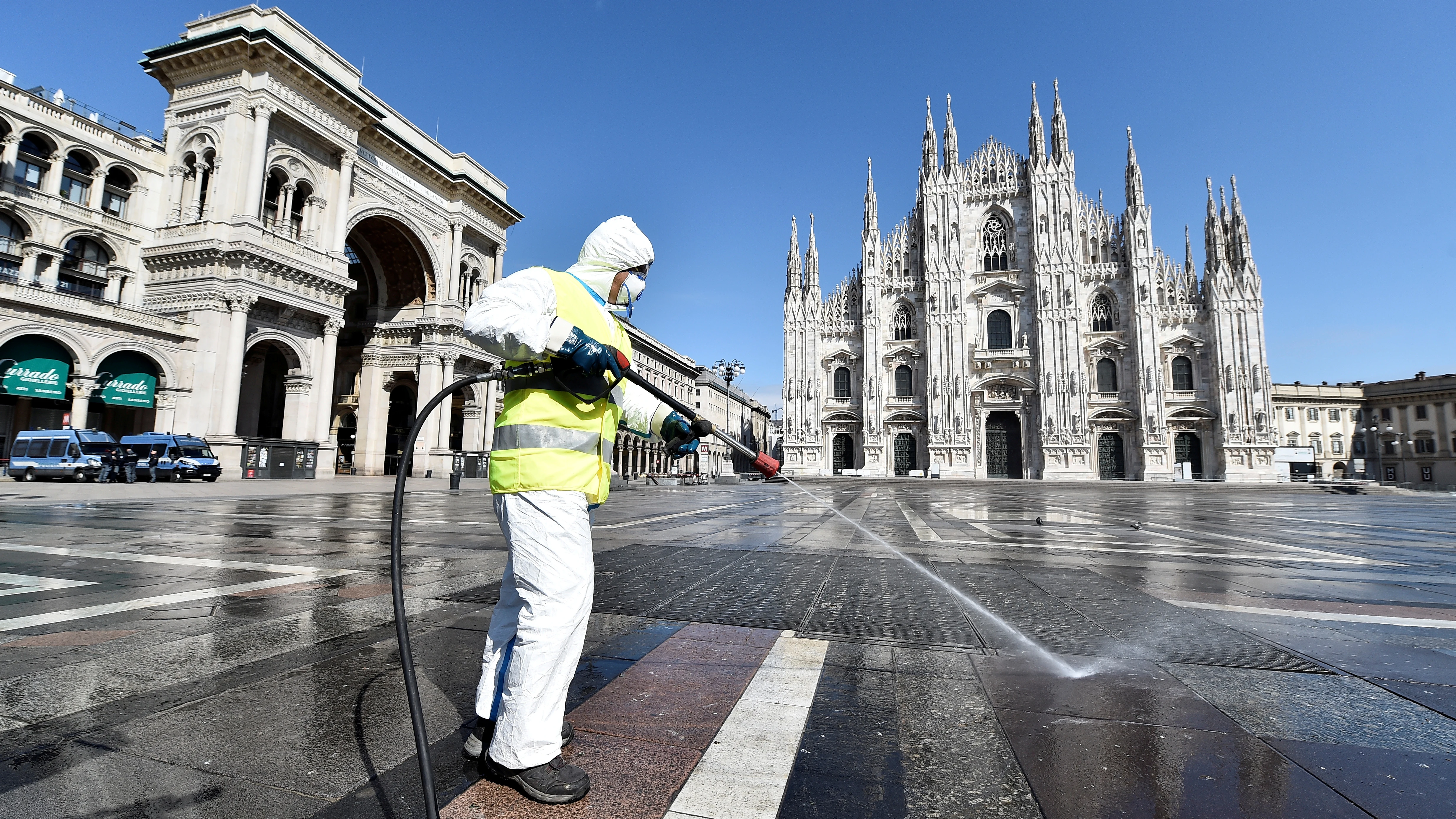 Italia desinfecta sus calles por el coronavirus