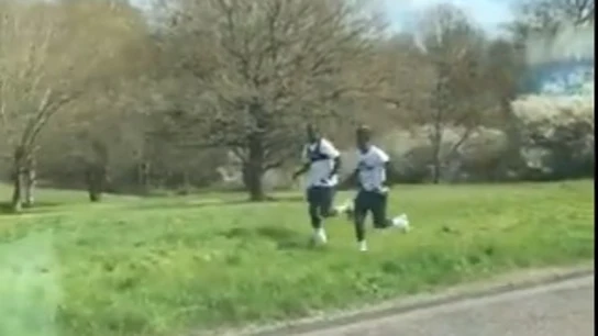 Dos jugadores del Tottenham entrenan en un parque. Dos jugadores del Tottenham entrenan en un parque.