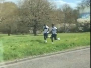 Dos jugadores del Tottenham entrenan en un parque. Dos jugadores del Tottenham entrenan en un parque.