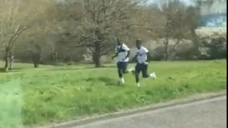 Dos jugadores del Tottenham entrenan en un parque.