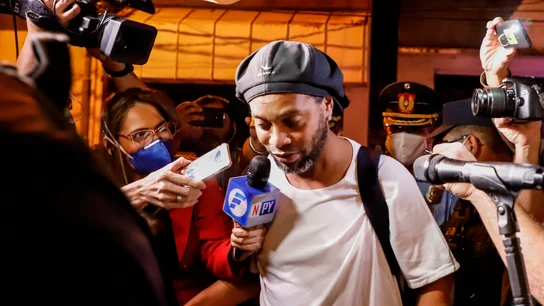 Ronaldinho abandona la cárcel. Ronaldinho abandona la cárcel.