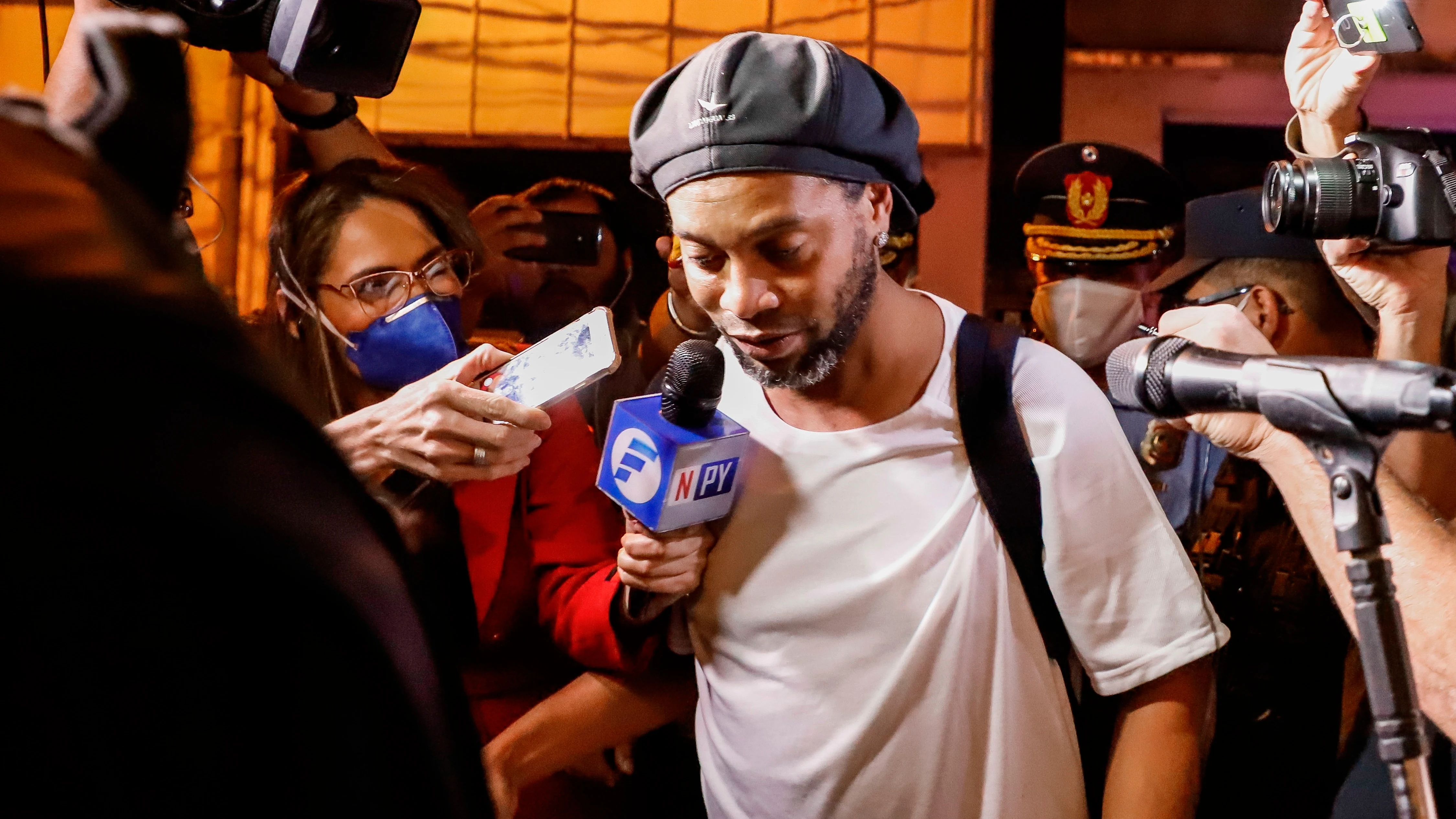 Ronaldinho abandona la cárcel.