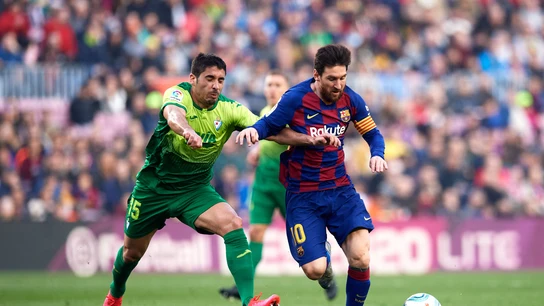 Cote intenta frenar a Messi. Cote intenta frenar a Messi.