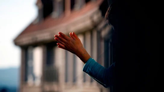 Imagen de una mujer aplaudiendo en un balcón durante la crisis por coronavirus Imagen de una mujer aplaudiendo en un balcón durante la crisis por coronavirus