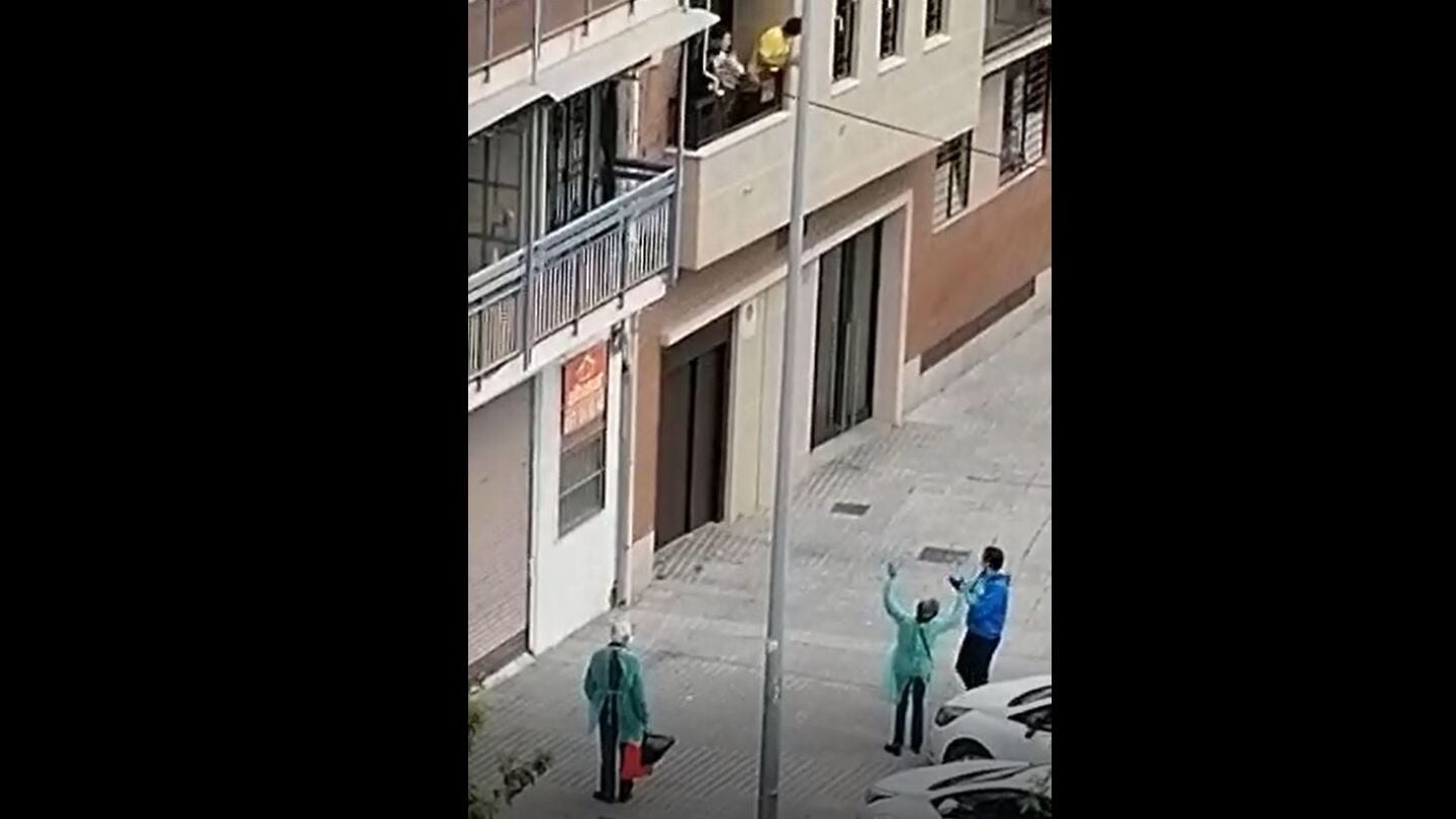 Aplausos a Mercedes y Fernando tras recibir el alta por coronavirus