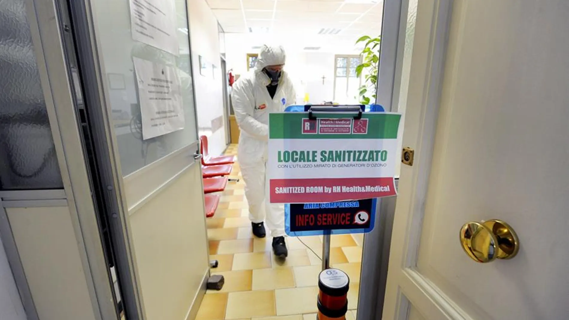 Labores de desinfección por el coronavirus en Milán