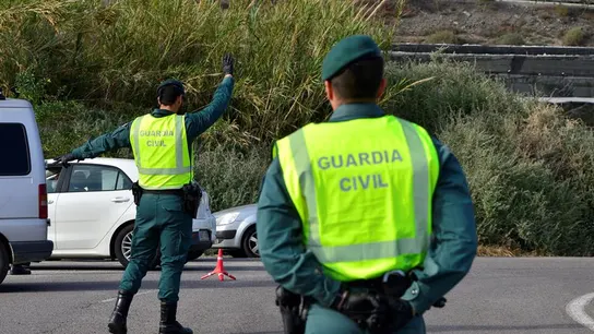 Guardia Civil en un control de carretera Guardia Civil en un control de carretera