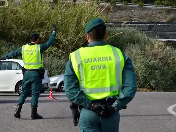 Guardia Civil en un control de carretera Guardia Civil en un control de carretera