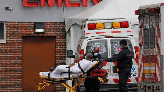 Los paramédicos transportan a un paciente en Brooklyn, Nueva York Los paramédicos transportan a un paciente en Brooklyn, Nueva York