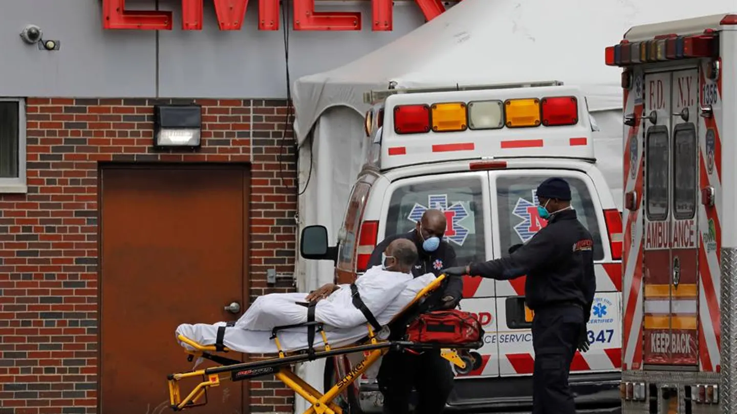 Los paramédicos transportan a un paciente en Brooklyn, Nueva York Los paramédicos transportan a un paciente en Brooklyn, Nueva York