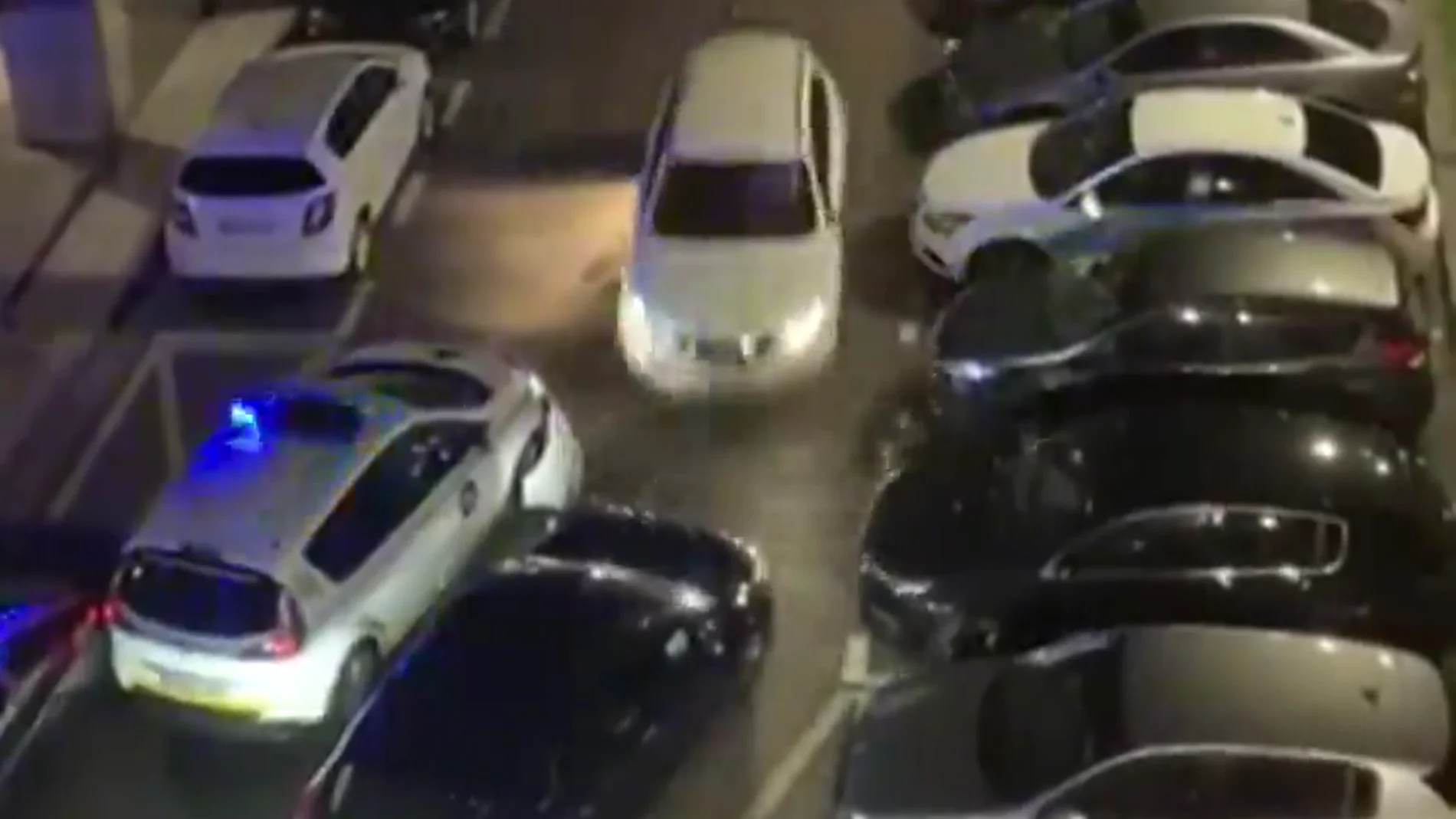 Un hombre intenta atropellar a varios agentes e impacta su vehículo contra coches policiales en pleno estado de alarma
