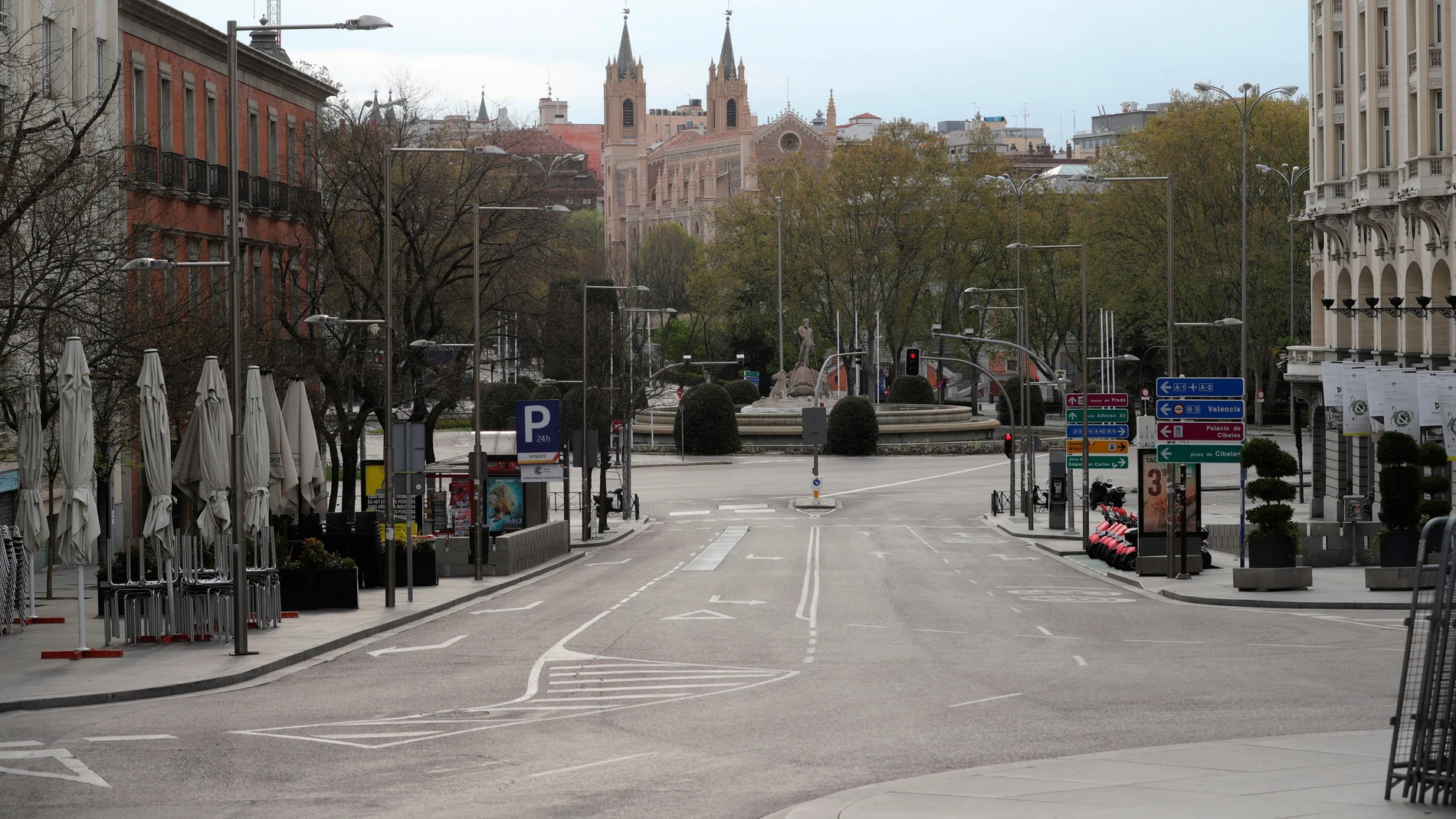 Vista de la Plaza Canovas del Castillo en Madrid, durante el estado de alarma.