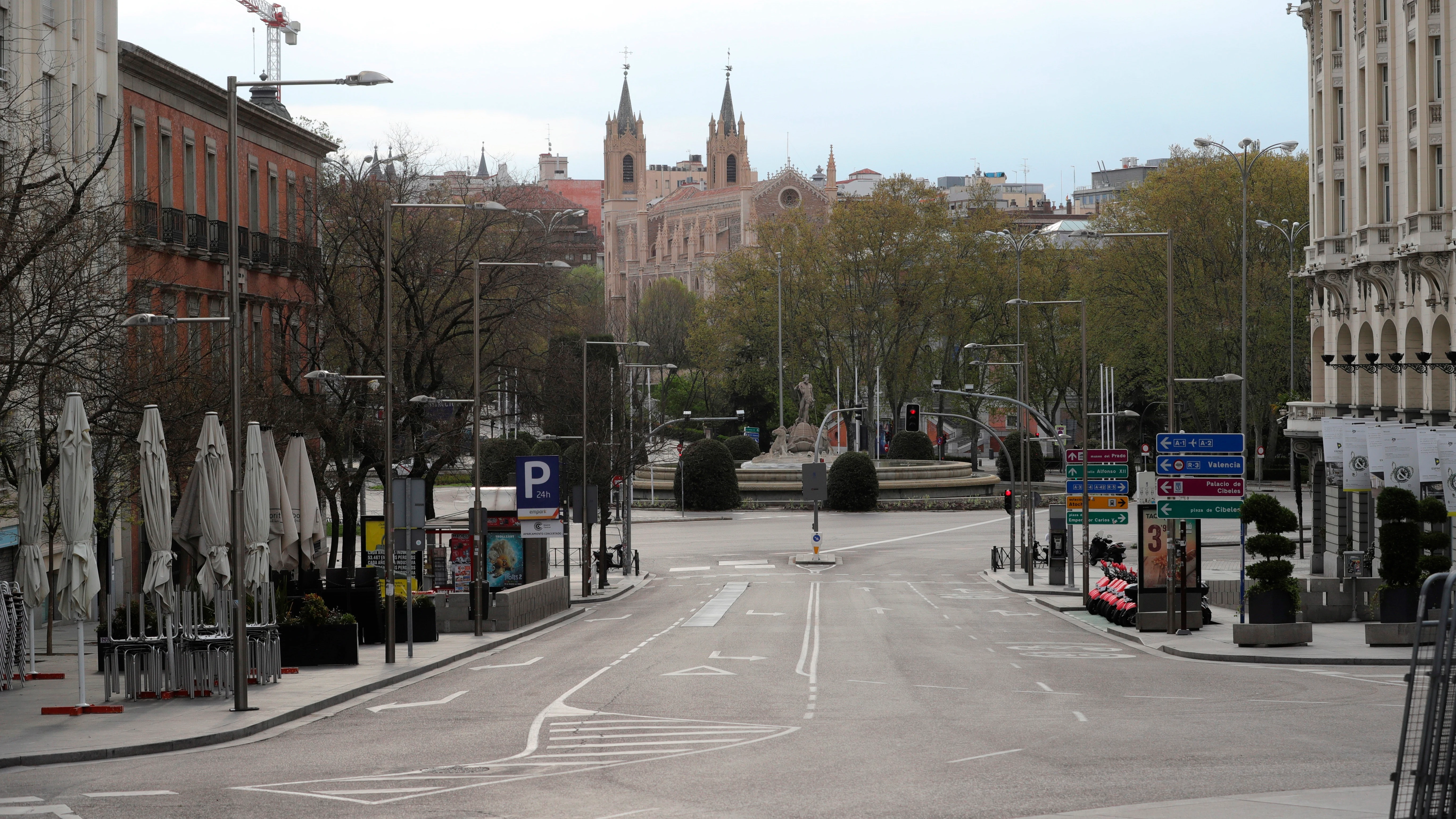 Vista de la Plaza Canovas del Castillo vacía desde la Carrera de San Jerónimo este lunes, decimosexto día de aislamiento tras el estado de alarma decretado por el gobierno para frenar el avance del coronavirus. EFE/ Juanjo Martín