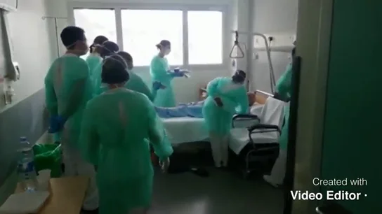 La emotiva sorpresa de los sanitarios de un hospital asturiano a un anciano ingresado por posible coronavirus La emotiva sorpresa de los sanitarios de un hospital asturiano a un anciano ingresado por posible coronavirus
