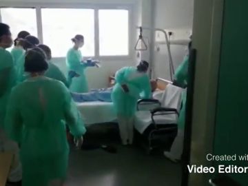 La emotiva sorpresa de los sanitarios de un hospital asturiano a un anciano ingresado por posible coronavirus La emotiva sorpresa de los sanitarios de un hospital asturiano a un anciano ingresado por posible coronavirus
